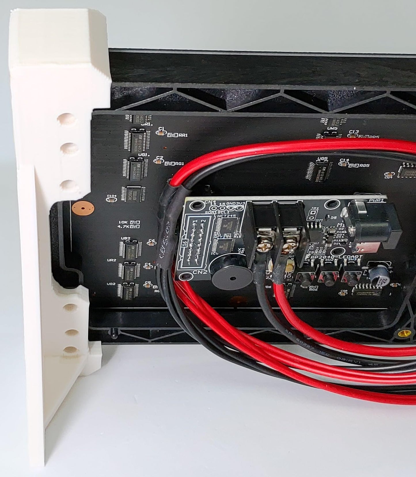 P4 RP2040 デスクトップデジタルサイネージ コンストラクションキット (P4 64x32 LEDパネル, RP2040-LEDART コントローラ, LEDパネルスタンド, ACアダプタ セット)