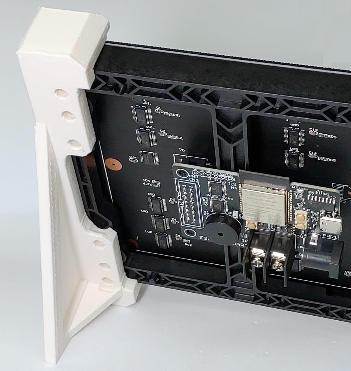 P4 ESP32 デスクトップデジタルサイネージ コンストラクションキット (P4 64x32 LEDパネル, ESP32-LEDART コントローラ 技適取得済, LEDパネルスタンド, ACアダプタ セット)